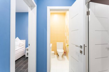 Koridordan odalar arasında. ucuz aile odası. Otel standart iki yatak odası. basit ve şık iç. iç aydınlatma