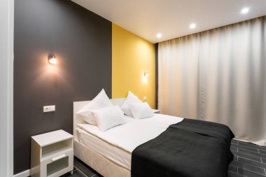 Otel standart oda. Beyaz yastıklar ile modern yatak odası. basit ve şık iç. iç aydınlatma