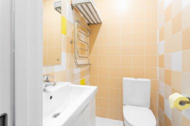 Banyo duş, klozet ve lavabo. Otel standart oda. basit ve şık iç. iç aydınlatma