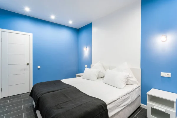 Стандартный номер отеля. современная спальня с белыми подушками. простой и стильный интерьер. внутреннее освещение — стоковое фото