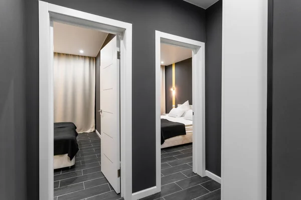 Quarto familiar barato. Hotel standart dois quartos. interior simples e elegante. iluminação interior — Fotografia de Stock
