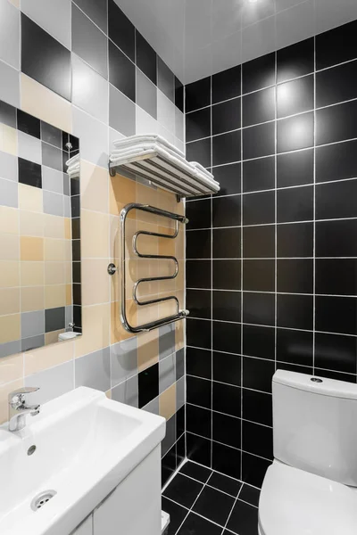 Banheiro com chuveiro, vaso sanitário e pia. Quarto de hotel standart. interior simples e elegante. iluminação interior — Fotografia de Stock
