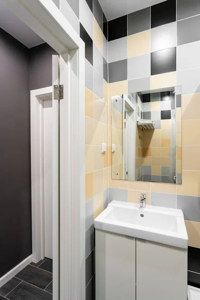 Cuarto de baño con ducha, inodoro y lavabo. Habitación estándar del hotel. interior simple y elegante. iluminación interior —  Fotos de Stock