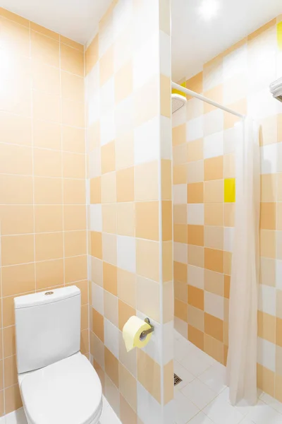 Cuarto de baño con ducha, inodoro y lavabo. Habitación estándar del hotel. interior simple y elegante. iluminación interior — Foto de Stock
