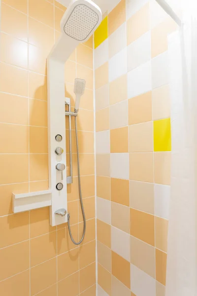 Cuarto de baño con ducha, inodoro y lavabo. Habitación estándar del hotel. interior simple y elegante. iluminación interior — Foto de Stock