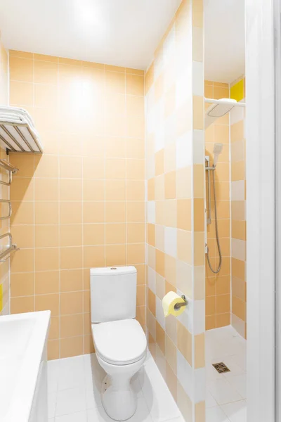 Kylpyhuone suihkulla, wc kulhoon ja pesuallas. Hotellin makuuhuone. yksinkertainen ja tyylikäs sisustus. sisävalaistus — kuvapankkivalokuva
