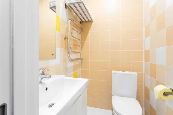 Kamar mandi dengan shower, mangkuk toilet dan wastafel. Hotel standart kamar tidur. interior yang sederhana dan bergaya. pencahayaan interior — Stok Foto