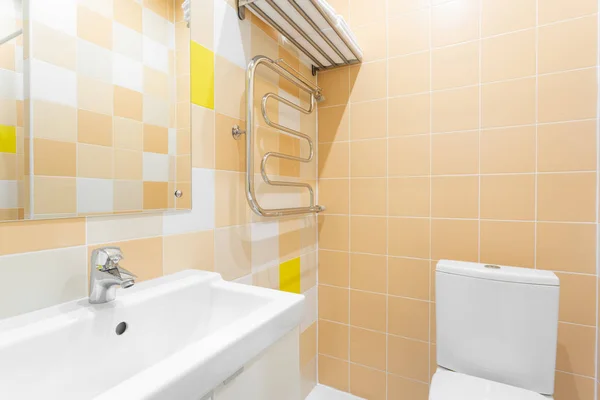 Cuarto de baño con ducha, inodoro y lavabo. Habitación estándar del hotel. interior simple y elegante. iluminación interior — Foto de Stock