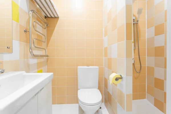 샤워, 변기, 싱크대와 욕실입니다. 호텔 스탠다드 침실입니다. 간단 하 고 세련 된 인테리어입니다. 인테리어 조명 — 스톡 사진