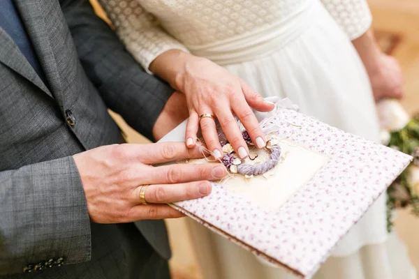 Twee Gouden trouwringen op hand. accessoires voor de bruid en bruidegom. Voorbereiding voor de ceremonie — Stockfoto