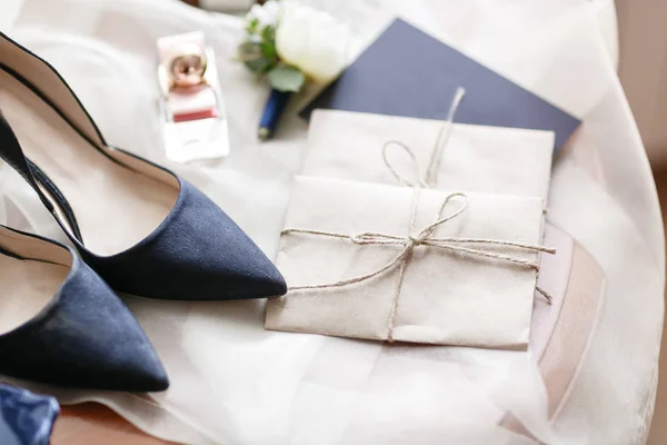 Свадебное утро. Синие красивые туфли невесты детали свадьбы. Аксессуары для женщин . — стоковое фото