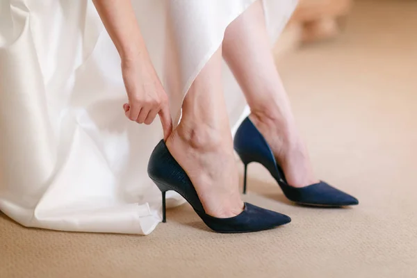 Синие красивые туфли невесты детали свадьбы. close up view woman Надевает свадебные туфли . — стоковое фото