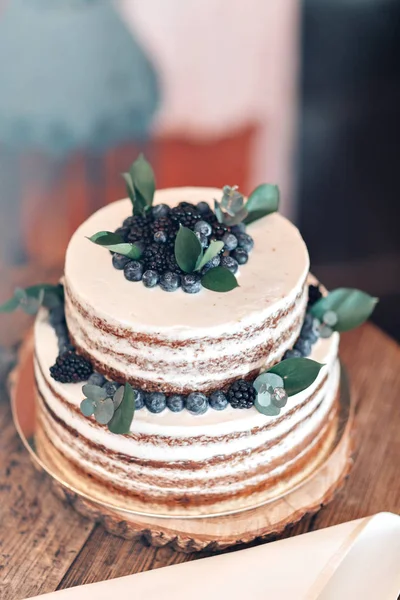 Casamento ou bolo de aniversário com bagas. Torta doce em banquete em restaurante . — Fotografia de Stock