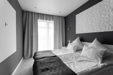 gün ışığından yararlanma sabah. Otel standart oda. Beyaz yastıklar ile modern yatak odası. basit ve şık iç.