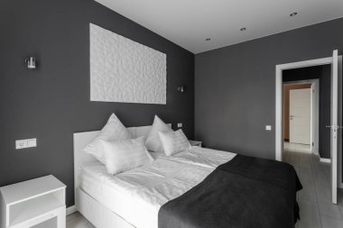 gün ışığından yararlanma sabah. Otel standart oda. Beyaz yastıklar ile modern yatak odası. basit ve şık iç.