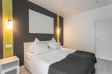 gün ışığından yararlanma sabah. Otel standart oda. Beyaz yastıklar ile modern yatak odası. basit ve şık iç.