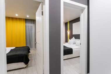ucuz aile odası. Otel standart iki yatak odası. basit ve şık iç. iç aydınlatma