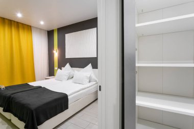 Otel standart oda. Beyaz yastıklar ile modern yatak odası. basit ve şık iç. iç aydınlatma