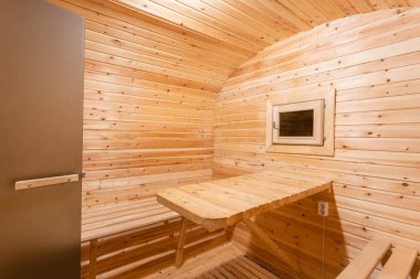 sauna iç. bir varil bir çam ormanı içinde şeklinde kırsal mobil ahşap banyo