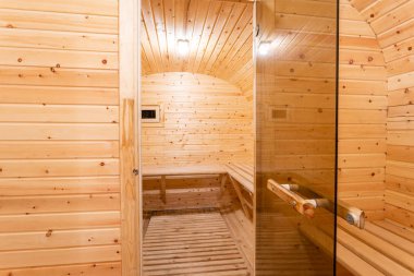sauna iç. bir varil bir çam ormanı içinde şeklinde kırsal mobil ahşap banyo