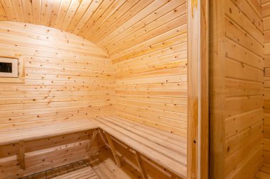 sauna iç. bir varil bir çam ormanı içinde şeklinde kırsal mobil ahşap banyo