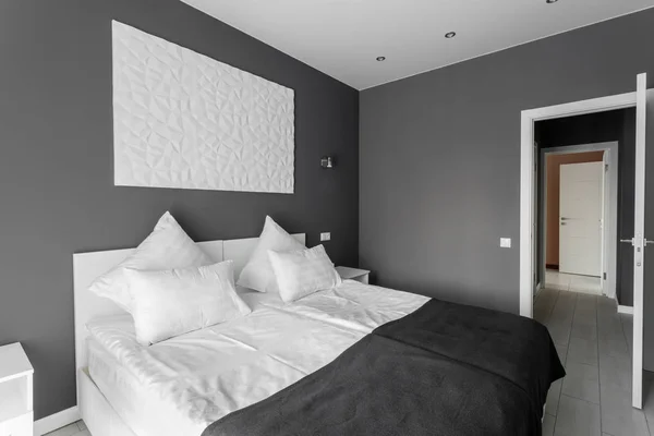 Mattina alla luce del giorno. Camera standart dell'hotel. camera da letto moderna con cuscini bianchi. interni semplici ed eleganti . — Foto Stock