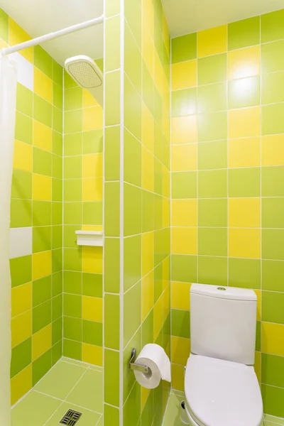 Cuarto de baño con ducha, inodoro y lavabo. Habitación estándar del hotel. interior simple y elegante. iluminación interior — Foto de Stock