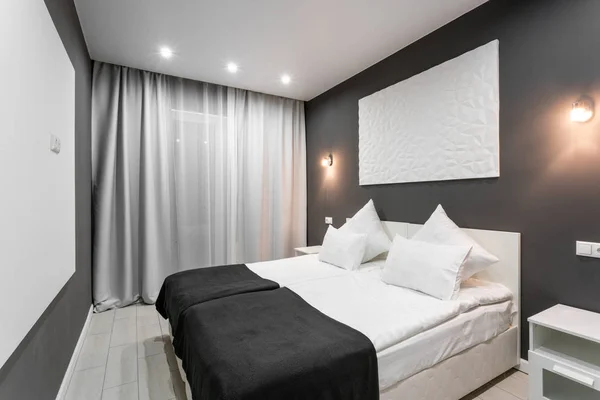 Habitación estándar del hotel. dormitorio moderno con almohadas blancas. interior simple y elegante. iluminación interior — Foto de Stock