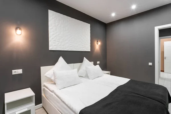 Hotel standart pokoju. Nowoczesna sypialnia z białym poduszki. proste i stylowe wnętrza. Oświetlenie wnętrza — Zdjęcie stockowe