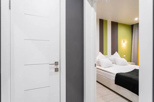 Hotel standart pokoju. Nowoczesna sypialnia z białym poduszki. proste i stylowe wnętrza. Oświetlenie wnętrza — Zdjęcie stockowe