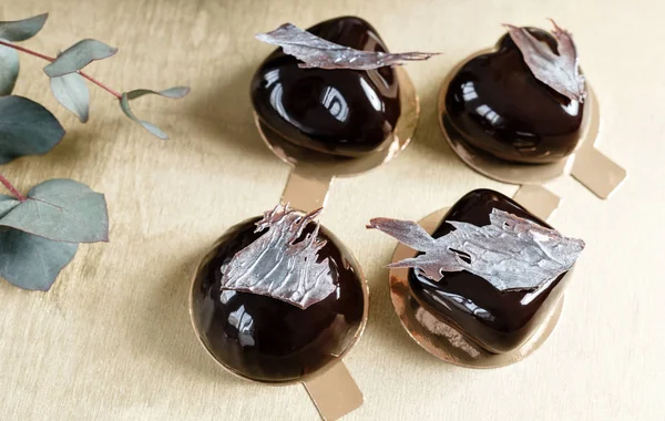 Heerlijke chocolade cake. Glanzend glazuur en chocolade decor. Vier verschillende vormen. dessert taart voor verkoop in de winkel. — Stockfoto