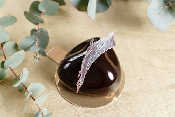Lezzetli çikolata kek. Parlak sırlı ve çikolata dekor. Farklı formları. tatlı pasta mağazası Satılık.