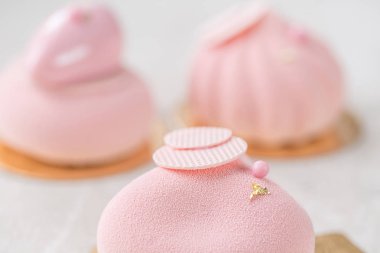 Pembe köpük-kek. Fransız tatlı ve çiçekler okaliptüs beyaz zemin üzerinde. Pastel renkler