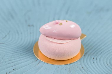 Pembe köpük-kek. Fransız tatlı ve çiçekler okaliptüs turkuaz bir arka plan üzerinde. Pastel renkler