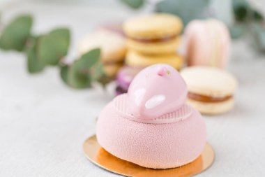 Pembe köpük-kek. Fransız acıbadem kurabiyesi okaliptüs beyaz bir arka plan üzerinde tatlı ve çiçekler. Pastel renkler