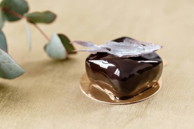 Lezzetli çikolata kek. Parlak sırlı ve çikolata dekor. küçük kare. tatlı pasta mağazası Satılık.