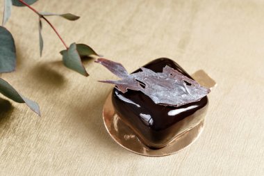 Lezzetli çikolata kek. Parlak sırlı ve çikolata dekor. küçük kare. tatlı pasta mağazası Satılık.