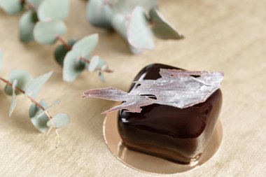 Lezzetli çikolata kek. Parlak sırlı ve çikolata dekor. küçük kare. tatlı pasta mağazası Satılık.