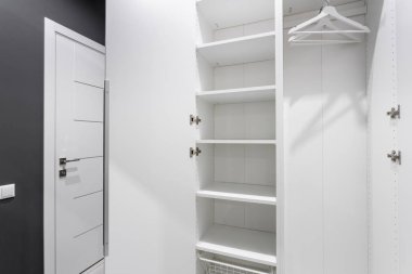 İç modern boş dolap odası. Otel modern standart oda. basit ve şık iç. iç aydınlatma