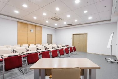 Seminer sunumu. Boş Toplantı odası, bir sürü boş koltuk. Atölye çalışmaları ve seminerler için konferans salonu. Kırmızı renk.