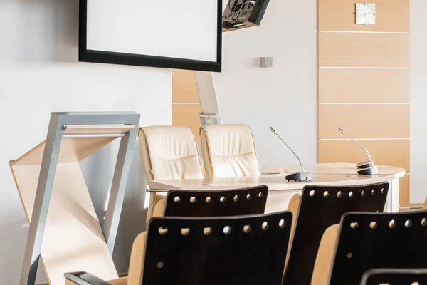 Seminar presentation. Empty conference room, lots of empty seats. Auditorium for workshops and seminars — Stock Photo, Image