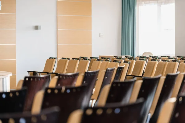 Seminar presentation. Empty conference room, lots of empty seats. Auditorium for workshops and seminars — Stock Photo, Image
