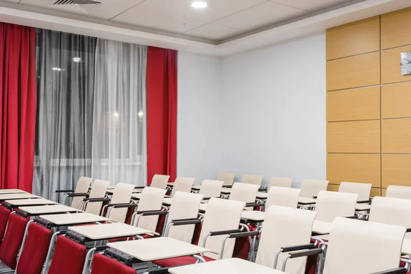 Presentación del seminario. Sala de conferencias vacía, muchos asientos vacíos. Auditorio para talleres y seminarios. Color rojo . — Foto de Stock