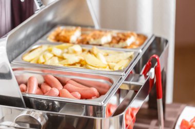 Büfe tepsiler hizmet için hazır ısıtmalı. Otel açık büfe Servis Kahvaltı.