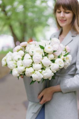 seçici odak çiçek üzerinde. Woomans elinde beyaz peonies güzel buket. Çiçek kompozisyon, gün ışığı. Duvar kağıdı. Dikey fotoğraf