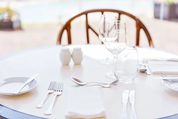 Classic Dinnerware in the restaurant. Table appointments for dinner on terrace — Stock Photo, Image