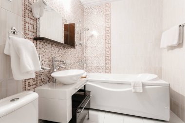 Banyo içinde odalar bir daire veya otel. Temiz beyaz havlu ve bornoz kullanmaya hazır bir askı.