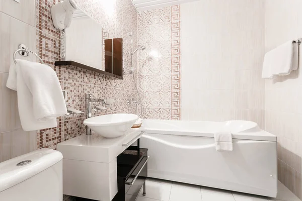 Ванная комната Внутренние комнаты квартиры или гостиницы. Чистое белое полотенце и халат на вешалке, готовые к использованию . — стоковое фото