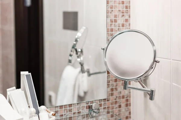 Vergrößerungsspiegel. sauberes weißes Handtuch und Bademantel auf einem Kleiderbügel bereit zu verwenden. Badezimmer im Zimmer eines Appartements oder Hotels. — Stockfoto