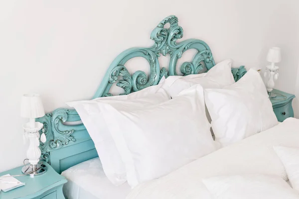 モダンなダブルベッド ルーム。快適なベッドの上の白い枕のソフト。ホテルやアパートの内側客室. — ストック写真